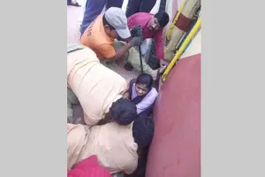 ट्रेन-प्लेटफार्म के बीच फंसी लड़की, रोंगटे खड़े कर देगा रेस्क्यू ऑपरेशन