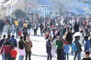 क्रिसमस, नए साल के लिए उमड़ी पर्यटकों की भीड़, कोरोना नियम हुए तार-तार