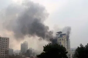 काबुल में विस्फोट ,खिड़कियों से लटके लोग, धुएं का गुबार और तड़-तड़ चलती गोलियां