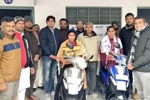 83 मेधावी बेटियों को सौंपी स्कूटी की चाबी, हेलमेट का भी किया वितरण, खिले चेहरे