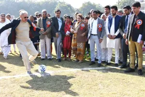 केंद्रीय मंत्री ने फुटबॉल को किक मार शुरू किए ‘हरियाणा यूथ गेम’