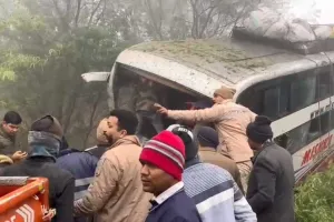 नोएडा में बड़ा हादसा: कंटेनर से टकराकर बस नीचे गिरी