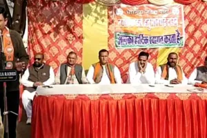 ‘पेपर नहीं सरकार हुई लीक’