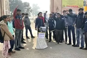 एसएफआई ने किया मुख्यमंत्री का पुतला दहन