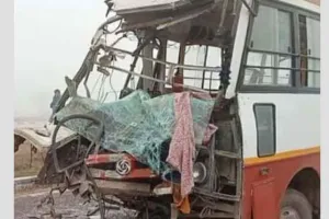 बहादुरगढ़ में ट्रक में भिड़ी बस, 20 घायल