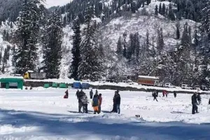 हिमाचल में चोटियों पर हिमपात से बढ़ रही सैलानियों की संख्या