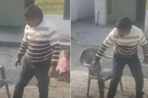 शराब पीकर स्कूल में पहुंचे हेडमास्टर, वीडियो वायरल हुआ तो…