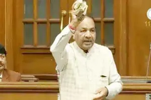 दिल्ली की विधानसभा में लहराई नोटों की गड्डियां