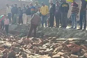 दीवार गिरने से एक परिवार के तीन सदस्यों की मौत