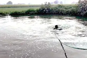 जान पर खेलकर पुलिसकर्मी ने बचाई डूबते युवक की जान