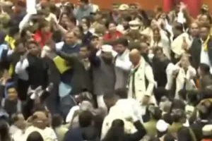 एमसीडी मेयर चुनाव की लड़ाई: आप और भाजपा पार्षदों के बीच जमकर चली कुर्सियां