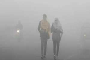 कोहरे की चादर में लिपटा इलाका, सर्द हवाओं ने छुड़ाई कंपकंपी
