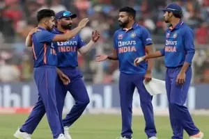 भारत ने श्रीलंका को 215 रन पर समेटा