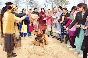 अग्ग दे कोल सारे आओ, सुंदर मुंदरिए जोर नाल गाओ…
