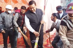 उकलाना की साध-संगत ने झाडू चलाकर किया चकाचक