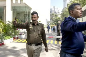 बीबीसी ने अपने कर्मचारियों से कहा-आयकर विभाग की टीम का करें सहयोग