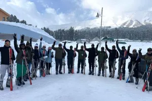 गुलमर्ग की बर्फीली वादियों में कड़ा प्रशिक्षण ले रहे सिक्स सिग्मा के डॉक्टर