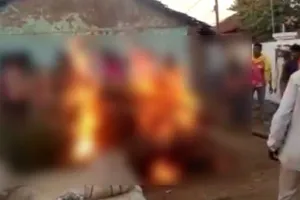 हत्या के आरोपियों के घर के सामने अंतिम संस्कार