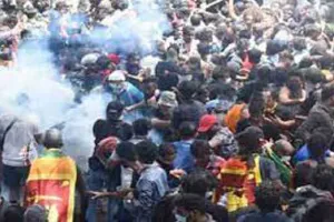श्रीलंका में विरोध प्रदर्शन के दौरान पुलिस से झड़प में एक दर्जन से अधिक घायल