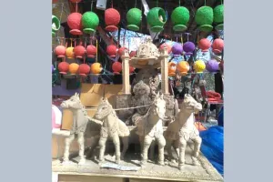 सूरजकुंड अंतरराष्ट्रीय हस्तशिल्प मेला: पर्यटकों को खूब भाया जूट के धागे से बना अर्जुन रथ