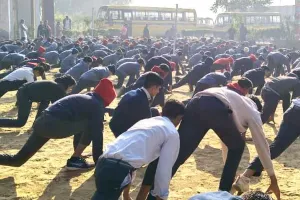 विद्यार्थियों ने सूर्य नमस्कार कर सीखे स्वस्थ रहने के गुर