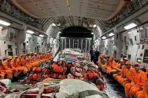 भारत से एनडीआरएफ के जवान राहत सामग्री के साथ तुर्की पहुंचे