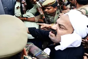 एनकाउंटर के डर से कांपे Atiq Ahmed , UP Police की गाड़ी में अतीक, अब तक क्या हुआ, कहां रुकी गाड़ी, जानिए बड़े अपडेट्स
