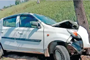 बरात में आए युवकों की कार पेड़ से टकराई, एक की मौत, दो घायल