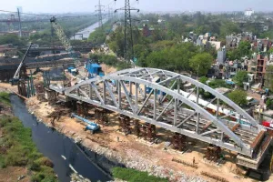 दिल्ली-गाजियाबाद-मेरठ आरआरटीएस कॉरिडोर पर दिल्ली में 350 मीटर में 6 स्टील स्पैन  रखने  की प्रक्रिया शुरू 