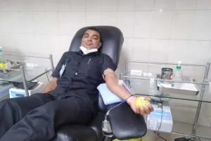 भारतीय सेना के लिए डेरा अनुयायी ने किया रक्तदान