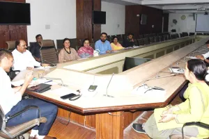 ‘चिरायु योजना के पात्रों के जल्द बनाए जाएं कार्ड’
