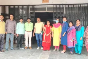 वेतन न मिलने से नाराज कर्मचारियों ने सीएचसी में किया प्रदर्शन