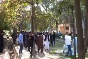 पाकिस्तान के लाहौर यूनिवर्सिटी में होली मना रहे हिंदू छात्रों पर हमला