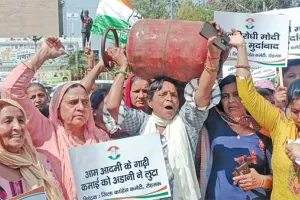 रसोई गैस के दामों में बढ़ोत्तरी पर फूटा गुस्सा