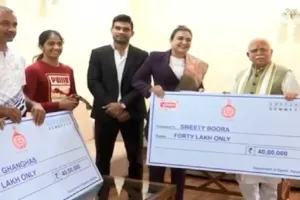 बेटियों को सम्मानित करते हुए काफी गद्गद् दिख सीएम खट्टर, सरकारी नौकरी का ऑफर, 40 लाख कैश