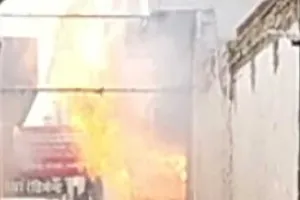नाथूसरी चौपटा में फास्ट फूड की दुकान में लगी आग, लाखों का सामान जलकर राख