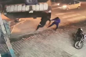 देखे कैसे लोग मरते-मरते बचे, सोशल मीडिया पर खूब हो रहा यह वीडियो वायरल