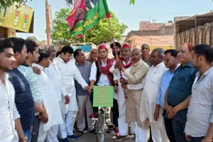 Akhilesh Yadav: अखिलेश से मिलने साइकिल से हुआ रवाना