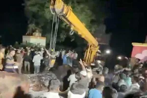 Akola Accident: मंदिर में पेड़ गिरने से बड़ा हादसा, 7 लोगों की मौत, 30 घायल