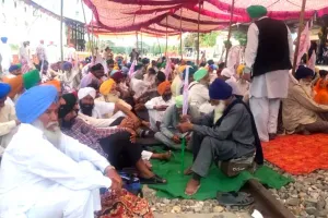 किसानों ने रेलवे ट्रैक किए जाम, 24 ट्रेनें रद्द