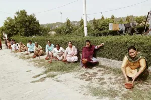 पक्षी उद्धार मुहिम: डबवाली नामचर्चा घर व आस-पास सेवादार बहनों ने रखे मिट्टी के सकोरे