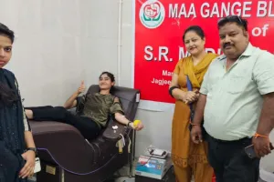 राधिका ने खूनदान कर मनाया 18वां जन्मदिन