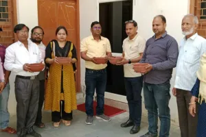 नगर पालिका कर्मियों द्वारा पक्षियों लिए पालिका सहित नगर के अनेकों स्थान पर रखा दाना पानी