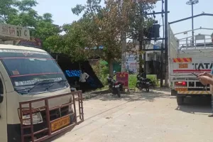 Bulandshahr Police: अवैध रूप से पार्किंग बना कर खड़े वाहनों पर चला पुलिस का चाबुक, काटे चालान