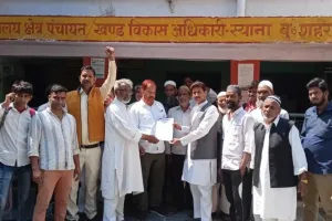 कांग्रेसियों ने प्रदर्शन करते हुए राहुल के समर्थन में अडानी पर दागे कई सवाल