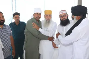 ईद-उल-फितर : ईदगाहों में नमाज अदा करने उमड़े अकीदतमंद