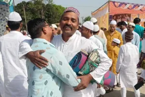 ईद-उल-फितर पर नमाज अदा कर मांगी अमन चैन की दुआ