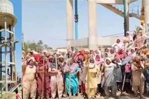 काम न मिलने के विरोध में पानी की टंकी पर चढ़े ‘शोले के वीरू’