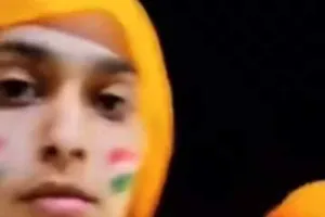 स्वर्ण मंदिर में चेहरे पर तिरंगा लगाकर पहुंची लड़की को रोका, वीडियो वायरल पर SGPC की सफाई