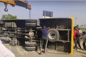 हिसार में ट्रक-स्कूल बस की टक्कर, बस पलटी, 5 बच्चे घायल